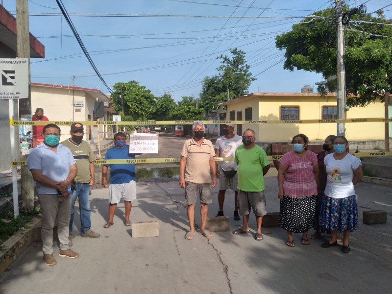 Vecinos bloquean vialidad para exigir reparación de drenaje en Juchitán