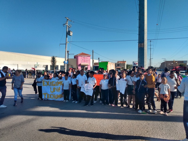 Alumnos bloquean vialidad por falta de techumbre