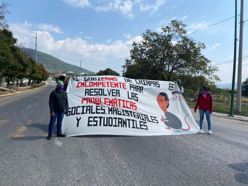 Bloquean vialidades estudiantes de la Normal Mactumatzá