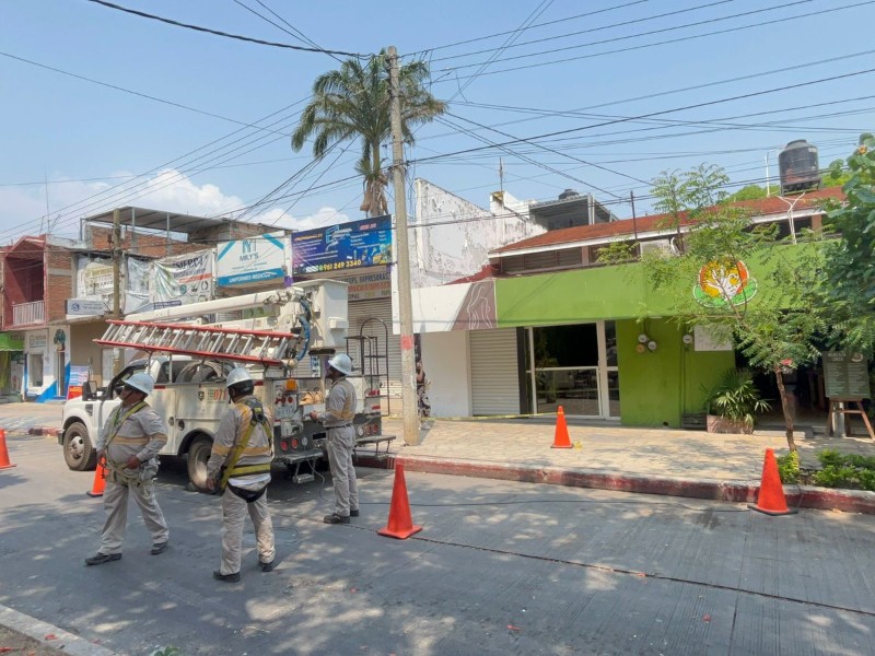 Bloquean vialidades frente a IMSS por falta de energía eléctrica
