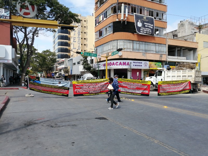 Bloquean vialidades socios del Conejobús