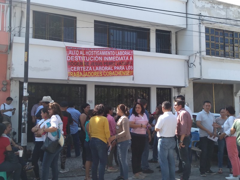 Bloquean vialidades trabajadores de confianza del COBACH