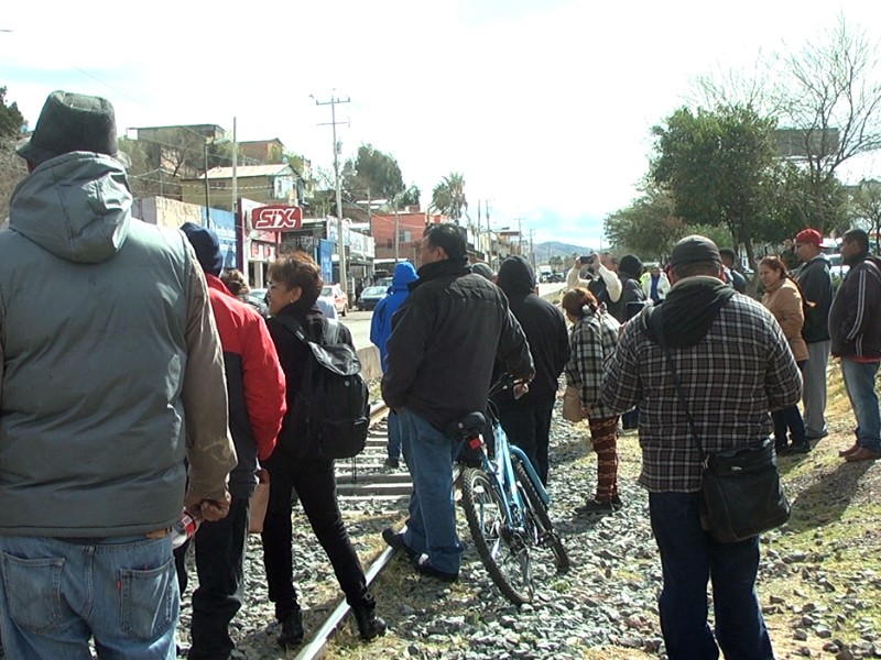 Bloquean vías del tren por inconformidad ante CFE