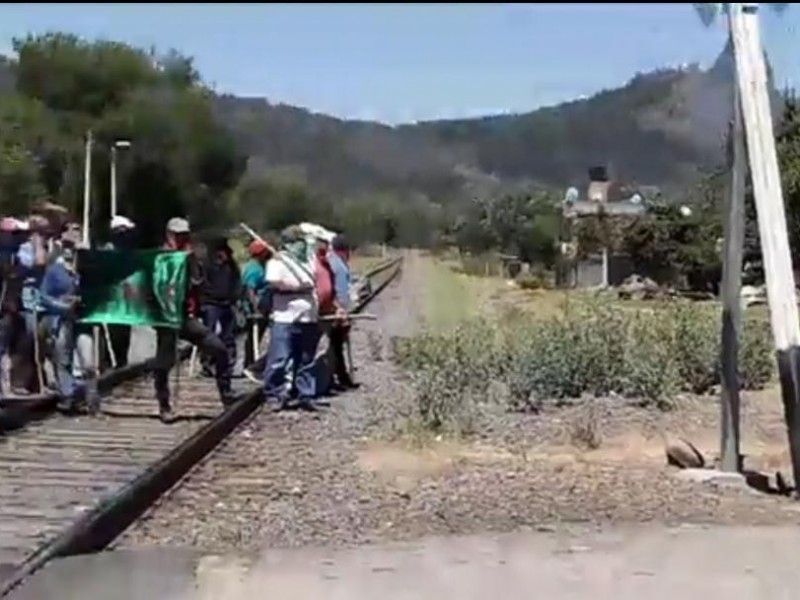 Bloquean vías férreas de Caltzontzin