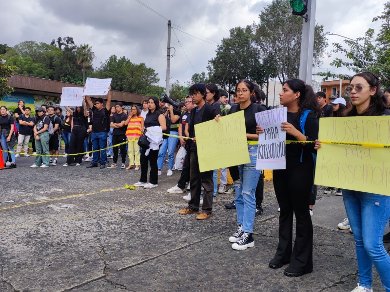 Bloquean y exigen justicia para Kassandra, estudiante de la UV