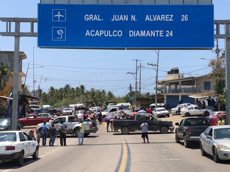 Bloquean y exigen liberación de 7 integrantes de la UPOEG