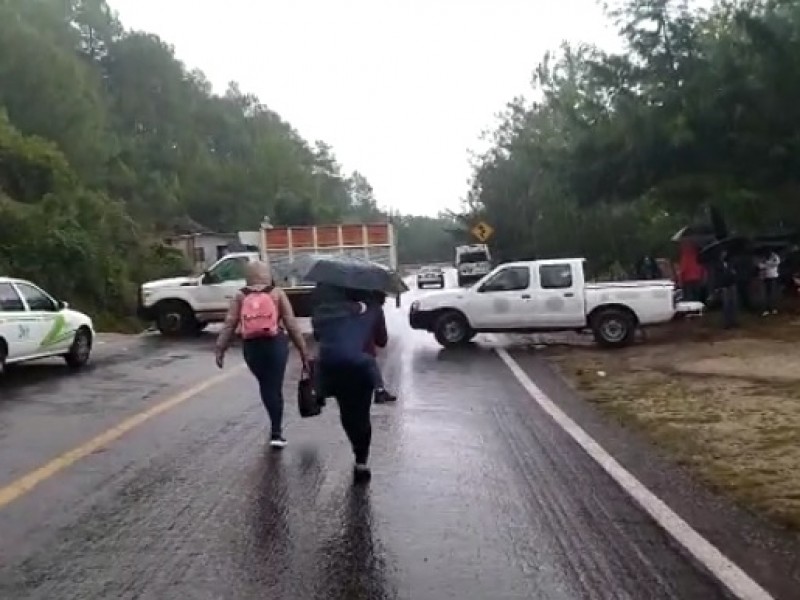 Bloquean y retienen a funcionarios en Huixtán