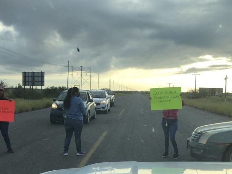 Bloquearon padres de familia carretera 100 por mejoras en plantel