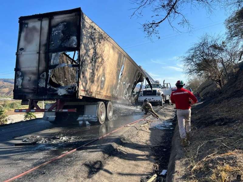 Bloquean carretera con camión quemado en Santa María del Oro