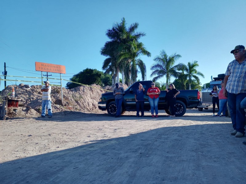 Bloquen carretera Felipe Ángeles por obra detenida desde hace meses