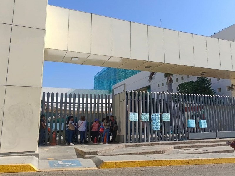 Bloquen entrada del congreso; pretenden evitar basificación de trabajadores