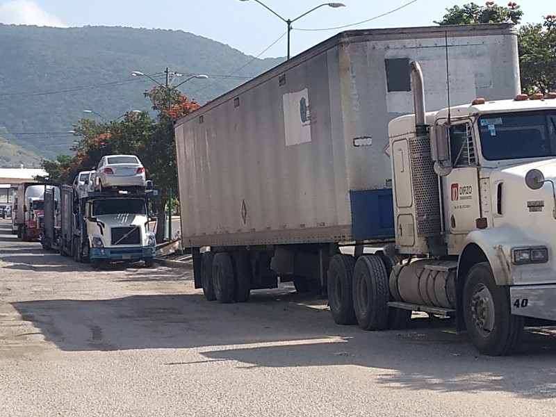 Bloqueo afecta a choferes de transporte federal