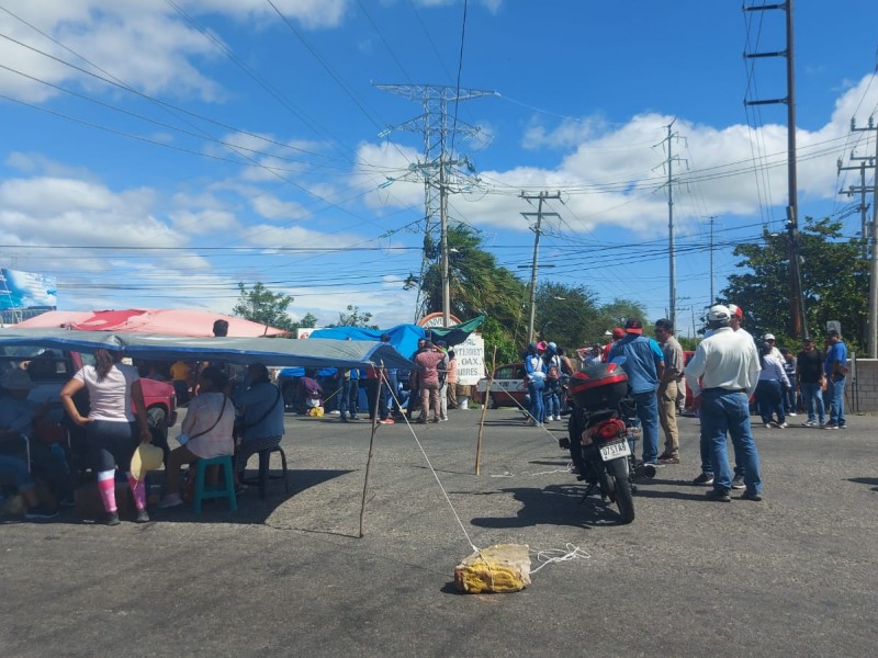 Bloqueo carretero afecta actividades laborales y educativas de la ciudadanía