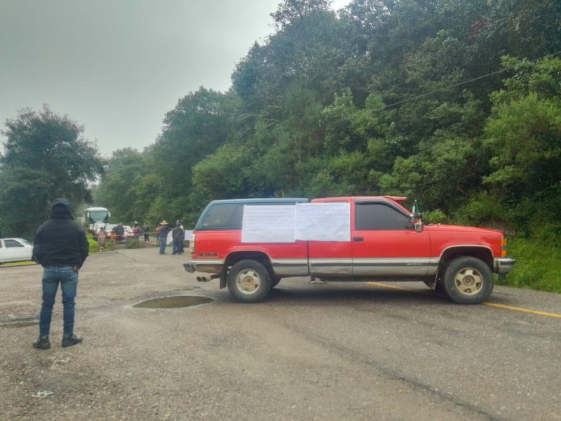 Bloqueo carretero cumple 2 días, exigen reconocimiento de autoridades