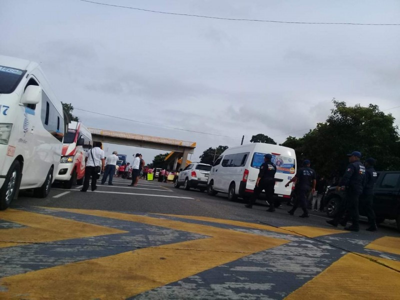 Bloqueo carretero de padres de familia