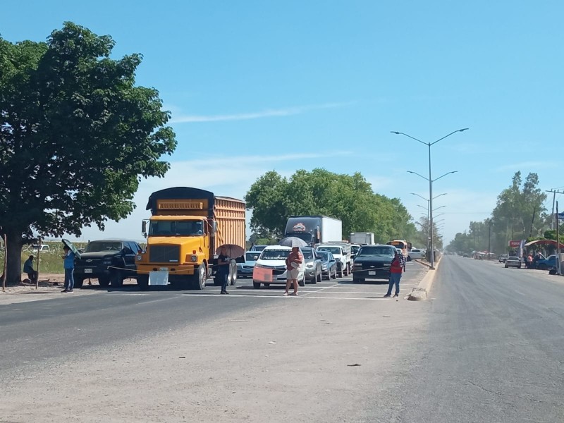 Bloqueo carretero deja varados a cientos de automovilistas