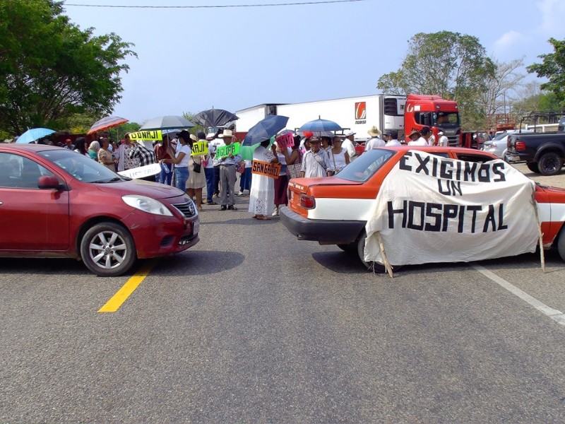 Con bloqueo en Matías Romero exigen construcción de hospital