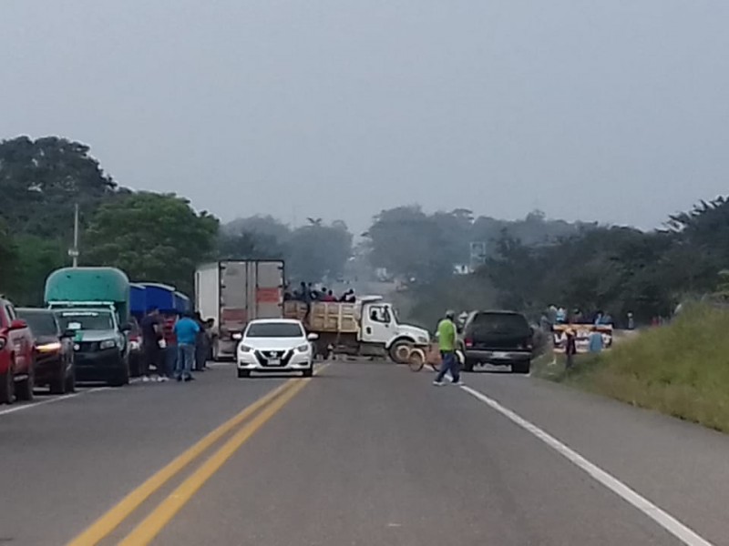 Bloqueo carretero en Boca del Monte mantiene incomunicado a Oaxaca-Veracruz