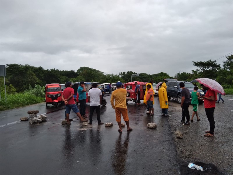 Bloqueo carretero en Juchitán cumple 24 horas