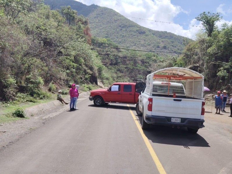 Bloqueo carretero en la Mixteca, denuncian falta de energía eléctrica