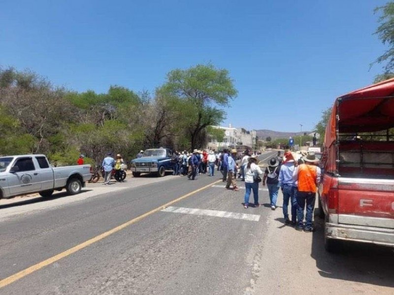 Bloqueo carretero en la Mixteca; exigen entrega de recursos