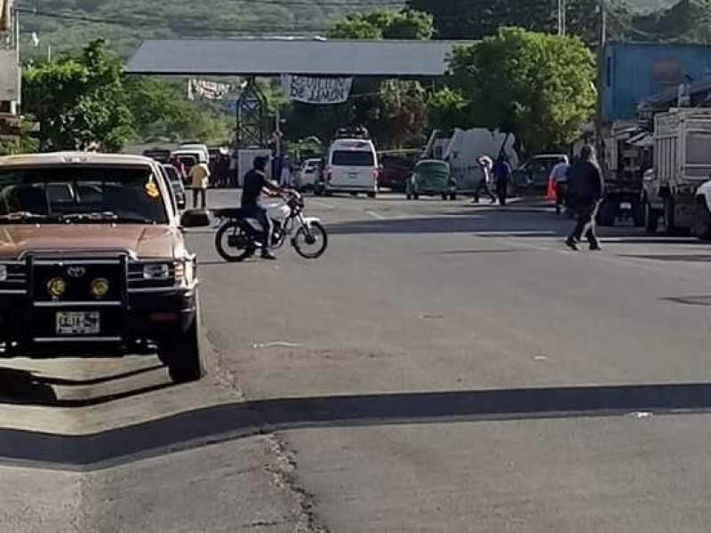 Bloqueo carretero en la Trinitaria