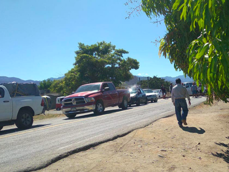 Bloqueo carretero en la vía federal 190