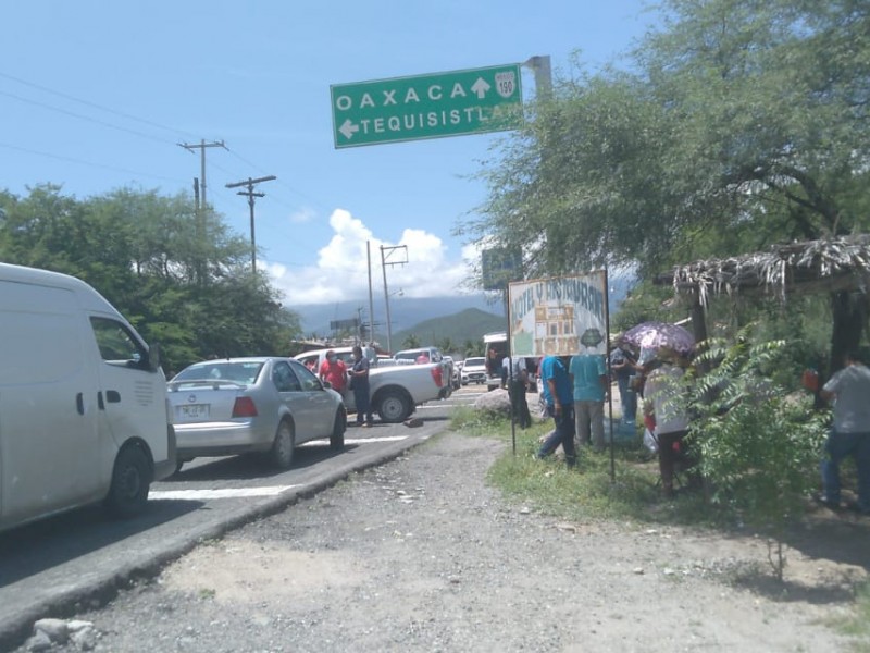 Bloqueo carretero en Magdalena Tequisistlán; incomunicado el Istmo con Valles