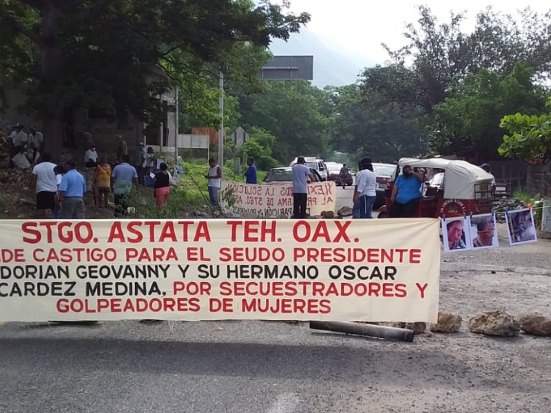 Bloqueo carretero en Santiago Astata, impiden paso a la costa