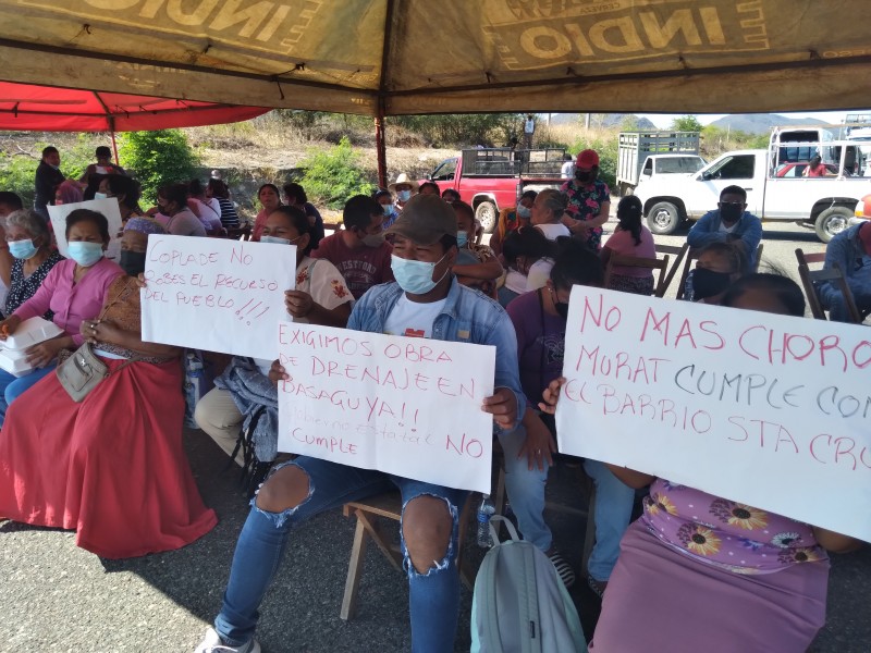 Bloqueo carretero en Tehuantepec; exigen solución a drenaje colapsado