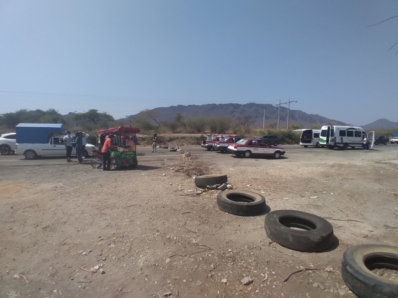 Bloqueo carretero en Tehuantepec genera afectaciones por puente vacacional