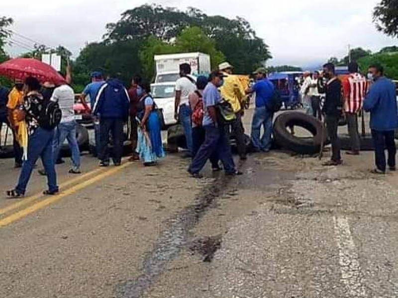 Bloqueo carretero en Zanatepec, no hay paso a Chiapas