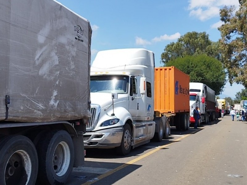 Bloqueo carretero genera afectaciones económicas a transportistas michoacanos