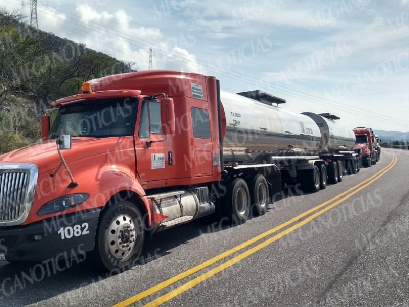 Bloqueo carretero impide traslado de combustibles