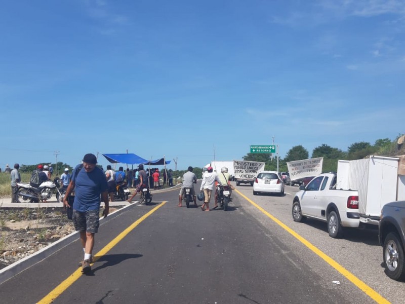 Bloqueo carretero tramo Puerto Escondido-Pochutla