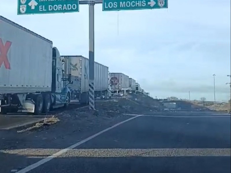 Transportistas bloquean caseta de Costa Rica, en Sinaloa