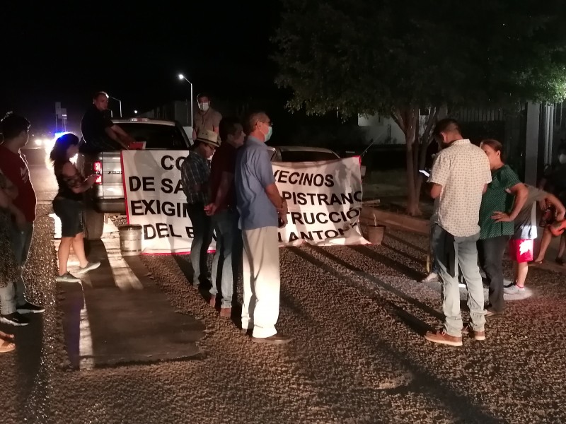 Bloqueo de calle genera riña entre vecinos de 2 fraccionamientos