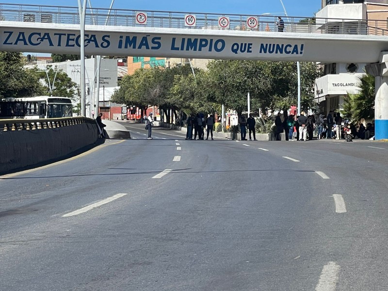 Bloqueo de maestros provoca caos vial; exigen pago de 60 millones