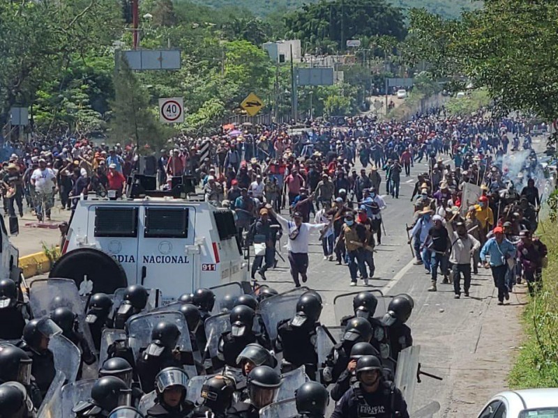 Bloqueo en ambos sentidos de la México-Acapulco por enfrentamiento