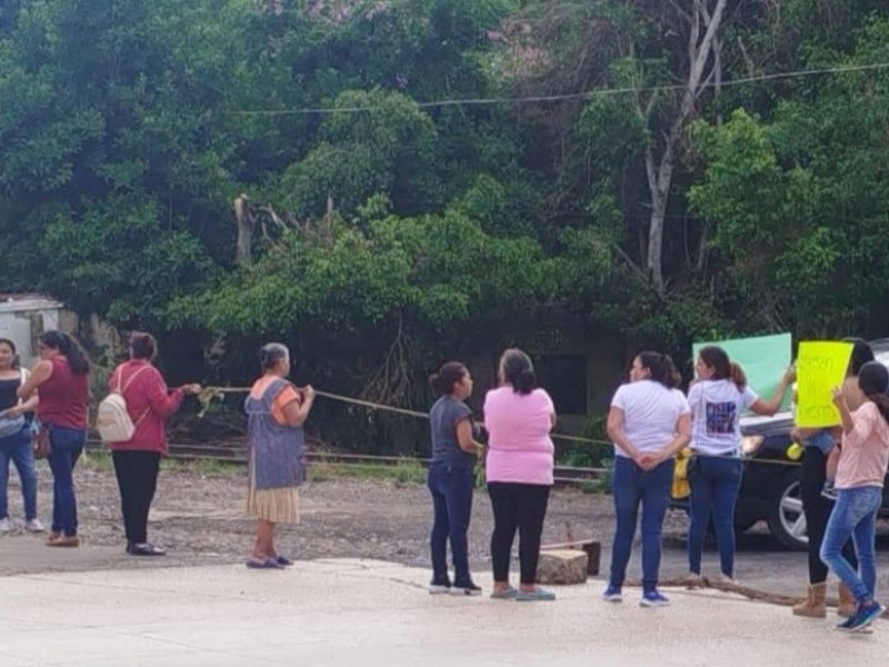 Bloqueo en carretera Coatepec-Las Trancas