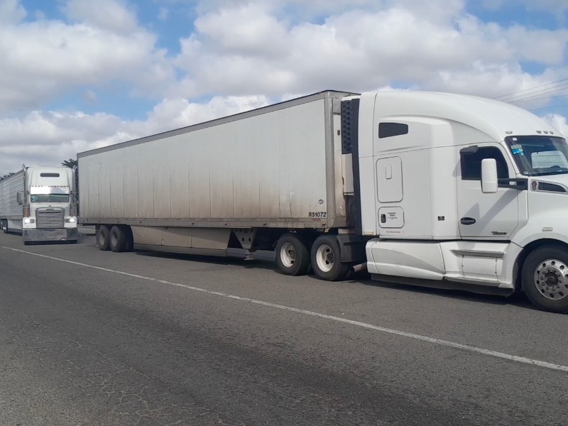 Bloqueo en caseta provoca caos vial; conductores buscan rutas alternas