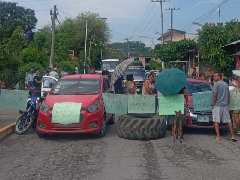 Bloqueo en Coxquihui por fallas de CFE