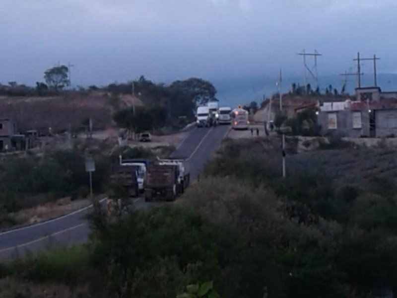 Bloqueo en crucero de Matatlán, no hay paso al Istmo