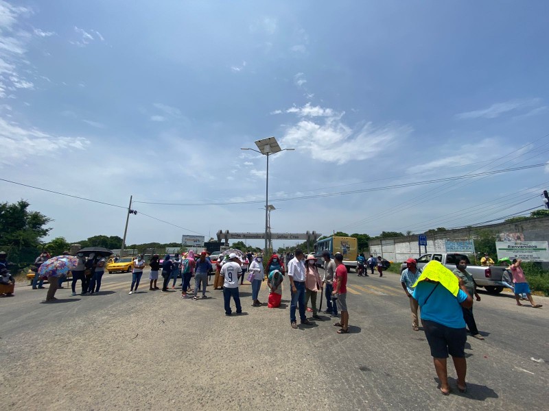 Bloqueo carretero por vecinos de la colonia Lázaro Cárdenas