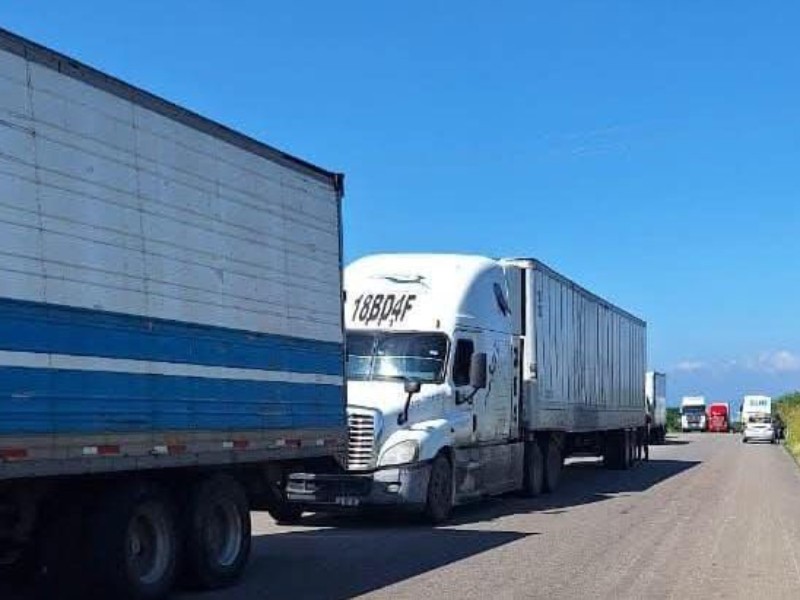Bloqueo en el Istmo interrumpe conexión carretera entre Oaxaca y Chiapas Bloqueo en el Istmo interrumpe conexión carretera entre Oaxaca y Chiapas