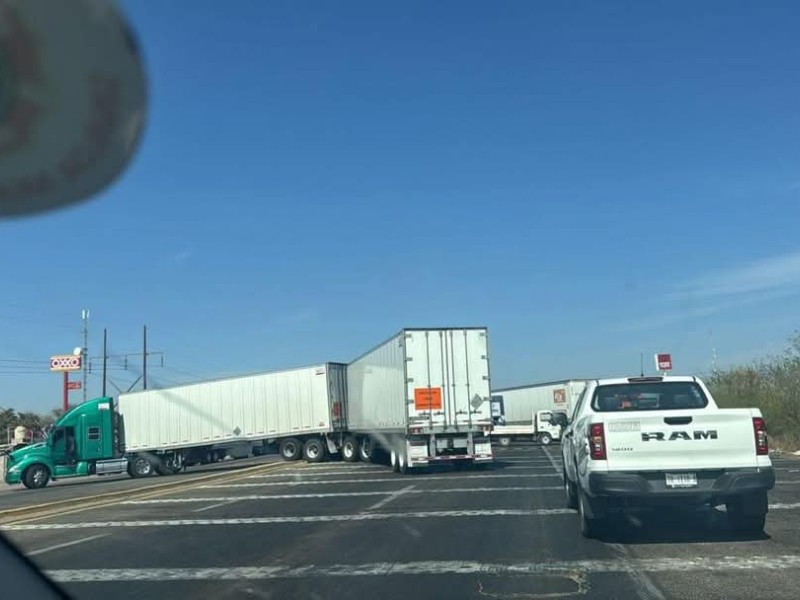 Bloqueo en Guasave: tráileres y ponchallantas paralizan la México-15