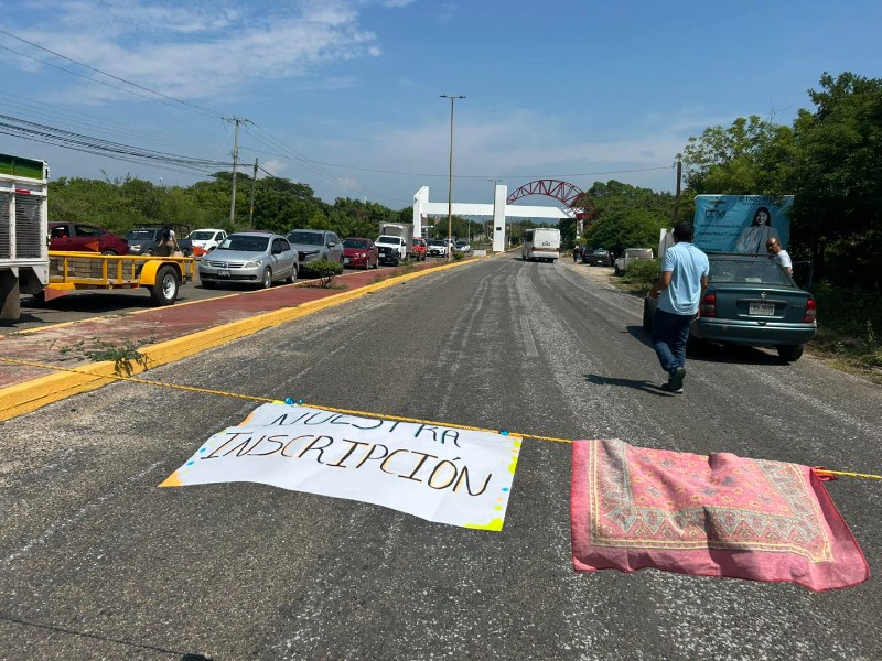 Bloqueo en Ixtepec por rechazo de alumnos en la ENUFI