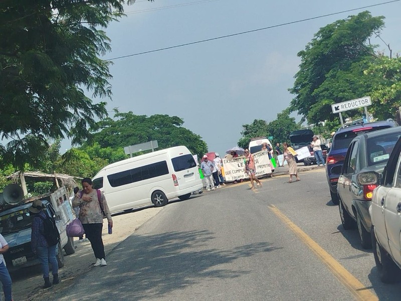 Bloqueo en Jalapa del Marqués, exigen respuestas a demandas