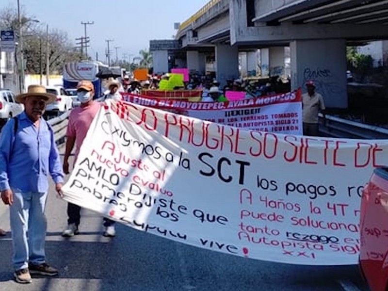 Bloquean la Autopista del Sol, en plena salida de vacacionistas