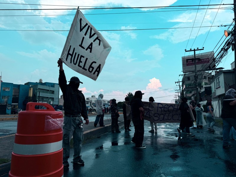 Bloqueo en Paseo Tollocan por estudiantes de Arquitectura de la UAEMex